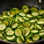 Zucchine in fase di cottura.