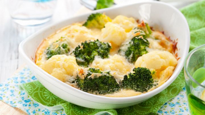 Broccoli e cavolfiori gratinati al forno con formaggio