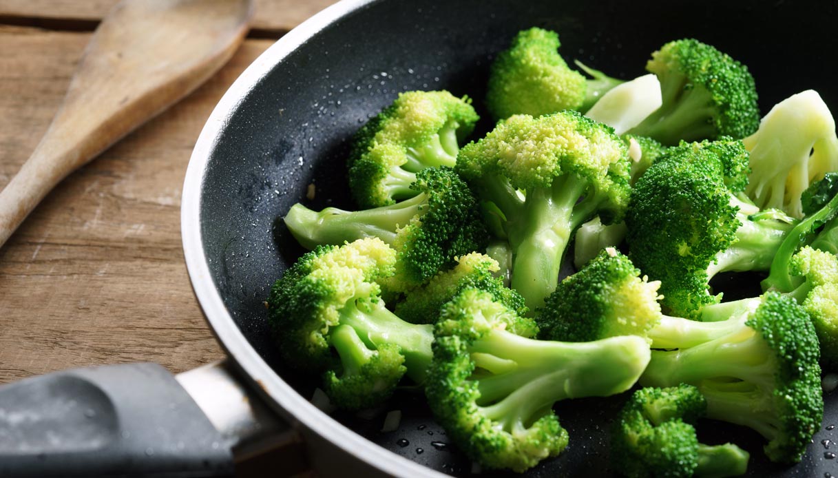 Come fare i broccoli in padella senza lessarli.