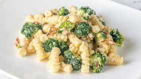 Pasta con broccoli, pancetta e ricotta