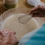 Donna prepara la pastella per la frittura