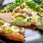 frittata-broccli-funghi-feta