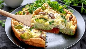 Frittata con broccoli, funghi e feta