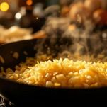 Spinaci cotti con cipolla pronta per raffreddarsi.