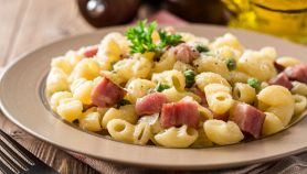 Pasta con piselli e pancetta