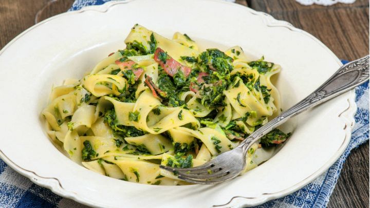 Pasta con spinaci e pancetta