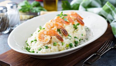 Riso integrale con piselli e gamberi