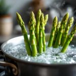 Mettete a bollire gli asparagi in una pentola con abbondante acqua salata