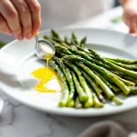 Scolate gli asparagi e disponeteli su un piatto da portata