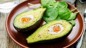 Avocado al forno con uovo