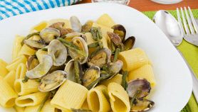 Mezze Maniche con vongole e asparagi selvatici
