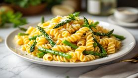 Piatto di pasta agli asparagi servita con punte intere.