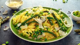 Tagliatelle con piselli e asparagi selvatici