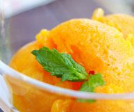 Il gelato all'arancia è un'ottima merenda per grandi e piccini: ecco come si prepara (anche senza gelatiera) e quali sono i suoi valori nutrizionali