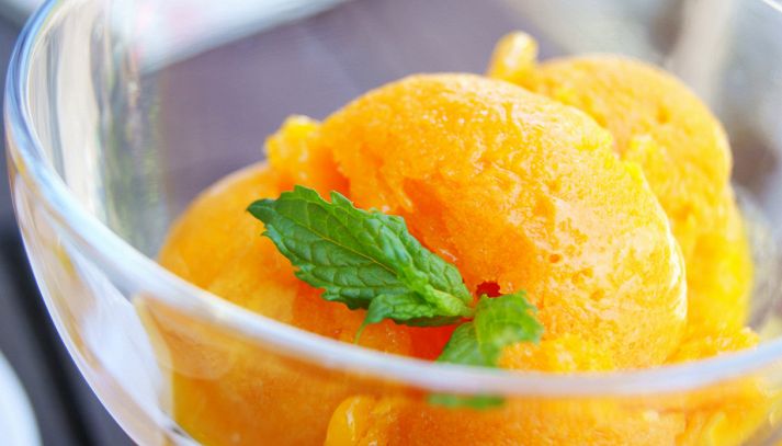 Il gelato all'arancia è un'ottima merenda per grandi e piccini: ecco come si prepara (anche senza gelatiera) e quali sono i suoi valori nutrizionali