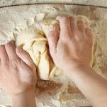 impastare-mani-tavolo-legno