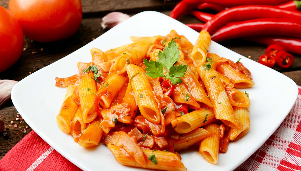 Penne all&amp;#39;arrabbiata con peperoncino piccante, la tradizione del Lazio ...