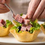 Con un'oliva e qualche foglia di insalata