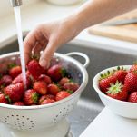 La preparazione della gelatina e delle fragole