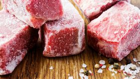 Come cucinare la carne ancora congelata senza correre rischi