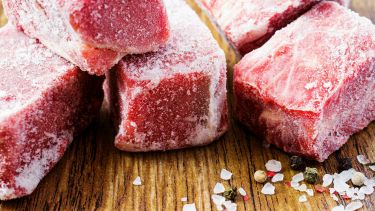Come cucinare la carne ancora congelata senza correre rischi