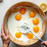 Le uova e gli altri ingredienti
