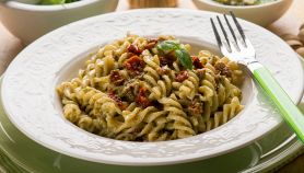 Pasta con pesto di pistacchi e pomodorini secchi