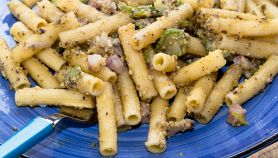 Pasta con pesto di pistacchi, zucchine e pancetta