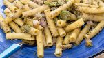 Pasta con pesto di pistacchi, zucchine e pancetta