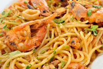 Pasta con calamari e gamberi