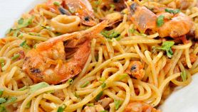 Pasta con calamari e gamberi