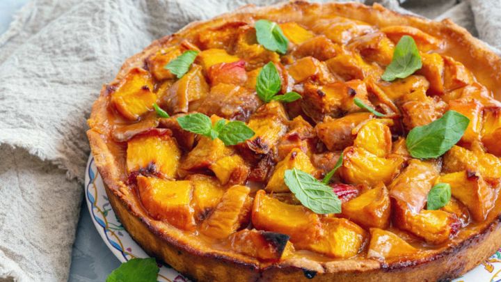 Crostata con pesche e amaretti