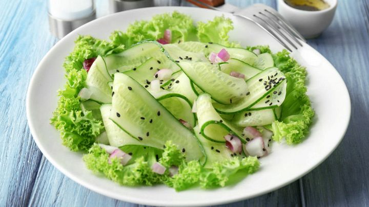 Carpaccio di cetrioli con cipolle e semi di sesamo
