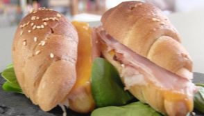 Croissant con prosciutto cotto e cheddar