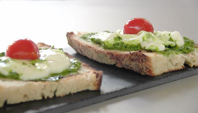 Crostoni con stracchino e pesto di rucola