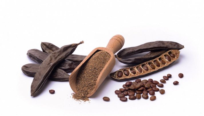 La farina di carrube, dal caratteristico colore simile a quello del cacao, è l'ideale come alternativa alle farine più comuni: ecco le sue proprietà nutrizionali