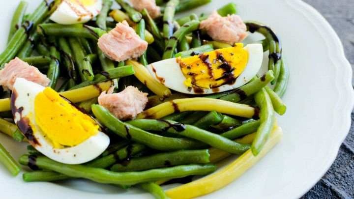 Insalata estiva con fagiolini, tonno e uova