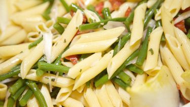 Pennette con fagiolini, pomodoro e formaggio