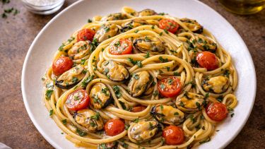 linguine con le cozze impiattamento con pomodorini