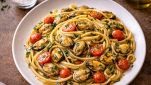 linguine con le cozze impiattamento con pomodorini