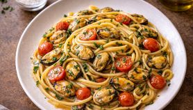 linguine con le cozze impiattamento con pomodorini