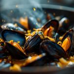cozze in cottura nella padella