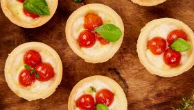 Mini tartellette con pomodoro e mozzarella