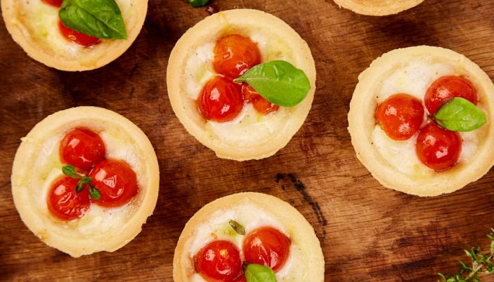 Mini tartellette con pomodoro e mozzarella