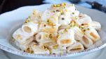 Pasta con granella di pistacchio e ricotta