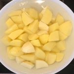 Ammollo delle patate crude in acqua