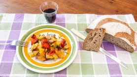 Patate e peperoni nel piatto con pane e vino