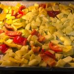 Teglia con patate e peperoni conditi e crudi