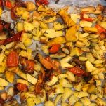 Teglia di patate e peperoni appena tirata fuori dal forno