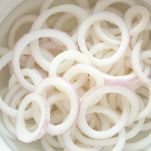 Anelli di cipolla pronti per la pastella.